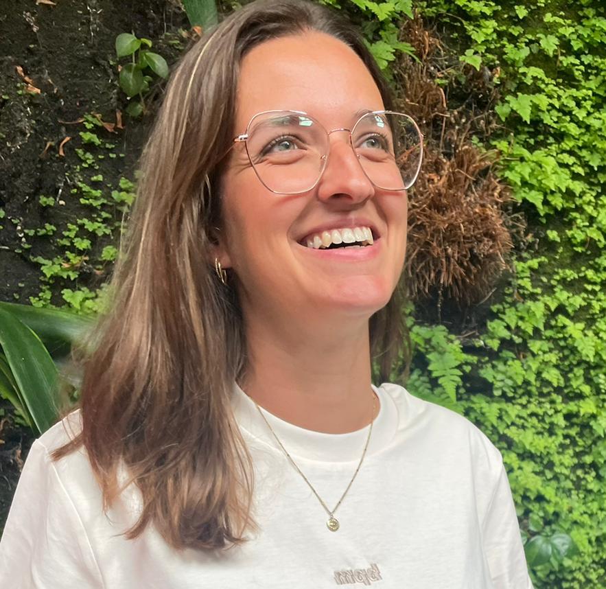 Charlotte, pleine de joie, qui profite de la vie, avec un grand sourire.