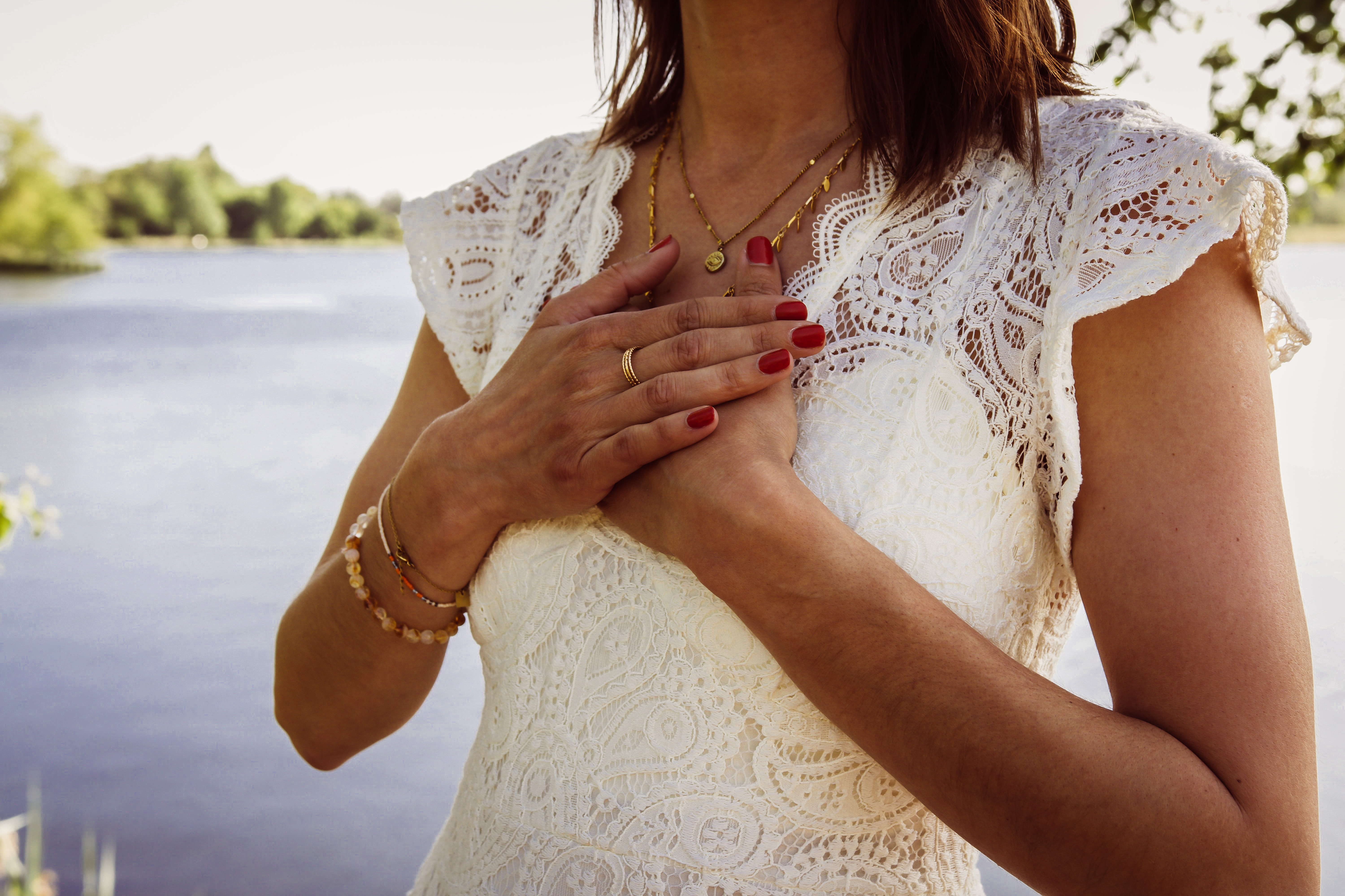 Charlotte exprimant gratitude et connexion intérieure.